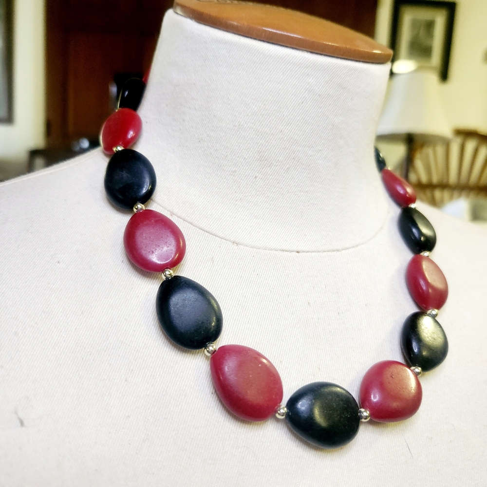 Vintage Tear Drop Black and Red Beaded Necklace